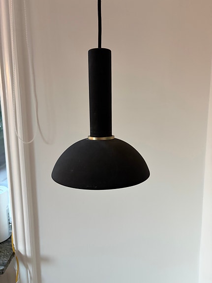 Ferm Living taklampa – svart/mässing