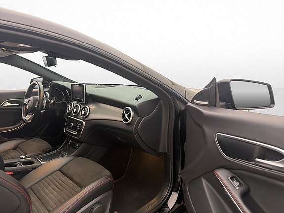 Mercedes-Benz CLA250 12 of 26