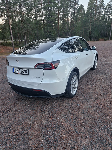Tesla Model Y 6 of 10