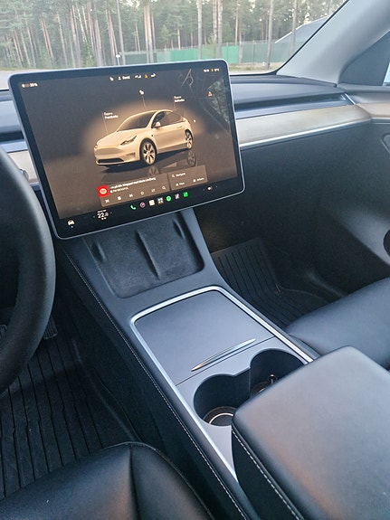 Tesla Model Y 7 of 10