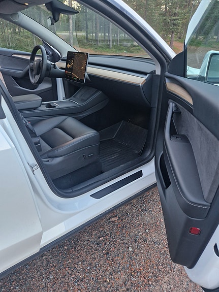 Tesla Model Y 8 of 10
