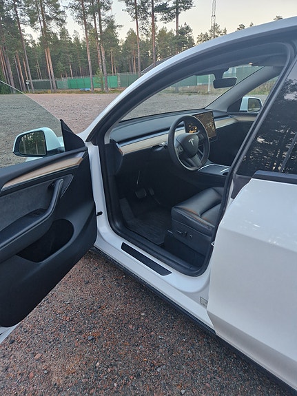 Tesla Model Y 5 of 10