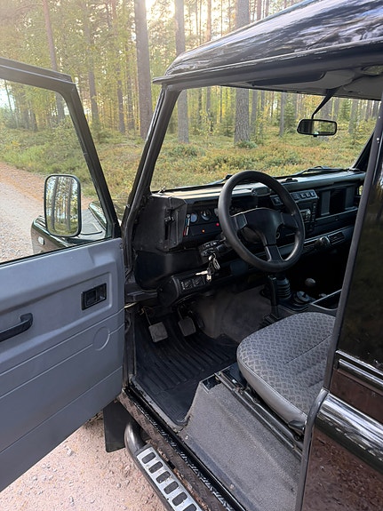 Land Rover Defender 90 17 of 26