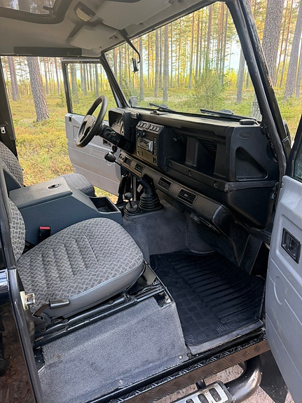 Land Rover Defender 90 21 of 26