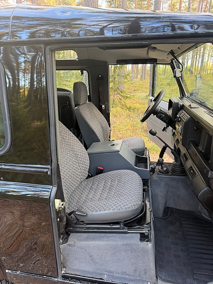 Land Rover Defender 90 22 of 26