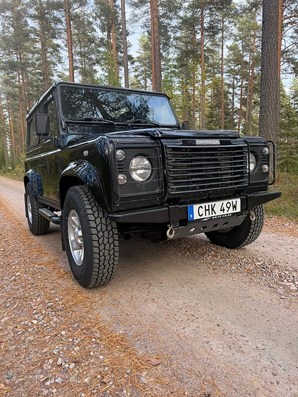 Land Rover Defender 90 14 of 26