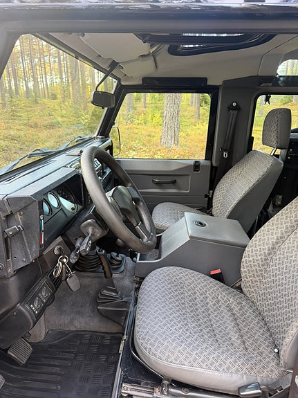 Land Rover Defender 90 20 of 26