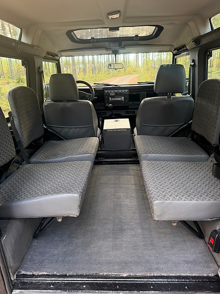 Land Rover Defender 90 15 of 26