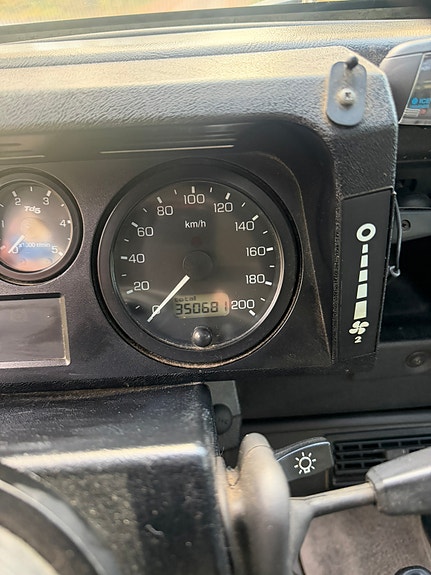 Land Rover Defender 90 18 of 26