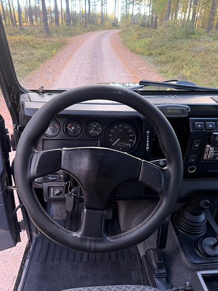 Land Rover Defender 90 19 of 26