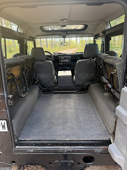 Land Rover Defender 90 16 of 26