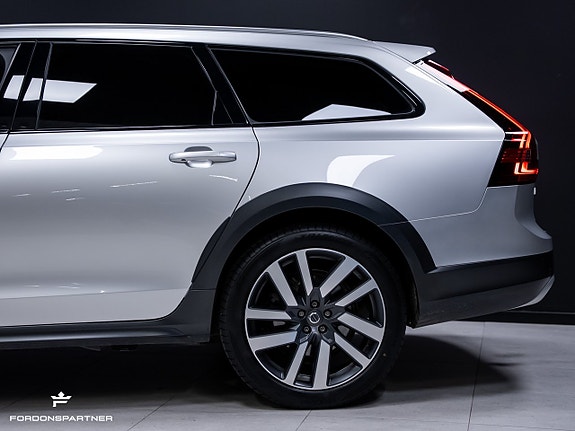 Volvo V90 Cross Country 9 of 30