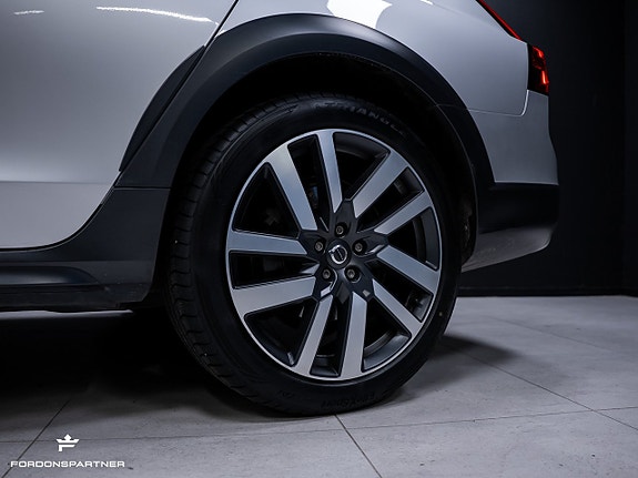Volvo V90 Cross Country 10 of 30