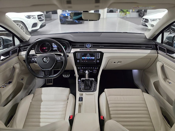 Volkswagen Passat Alltrack 12 of 24