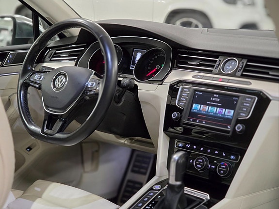 Volkswagen Passat Alltrack 14 of 24