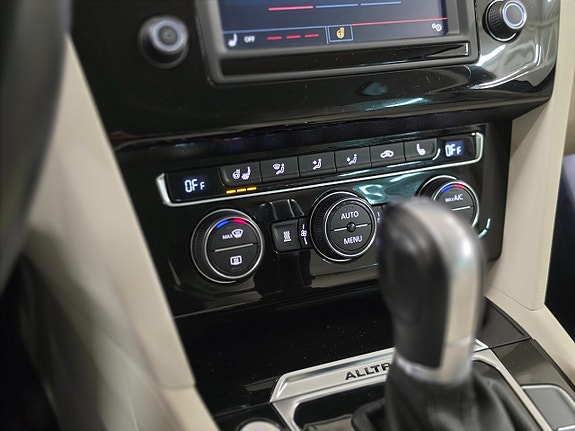 Volkswagen Passat Alltrack 16 of 24