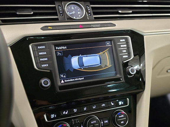 Volkswagen Passat Alltrack 21 of 24