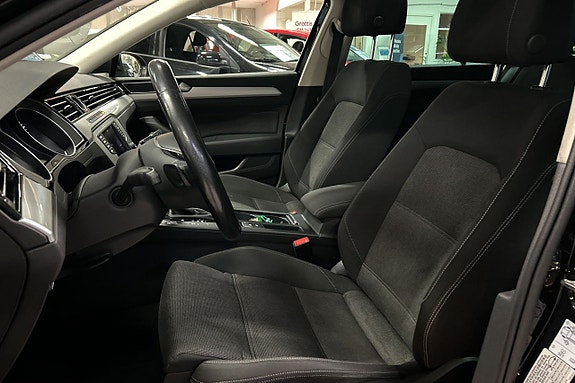 Volkswagen Passat 12 of 30