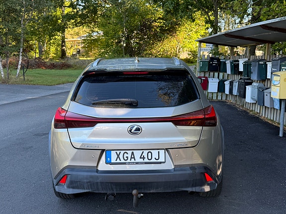 Lexus UX250h 4 of 11