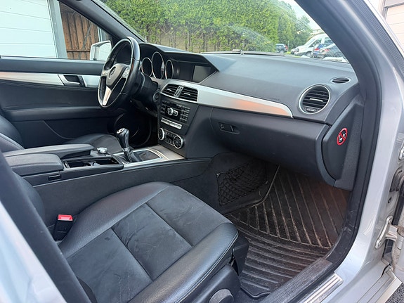 Mercedes-Benz C180 8 of 14