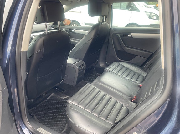 Volkswagen Passat Alltrack 14 of 17