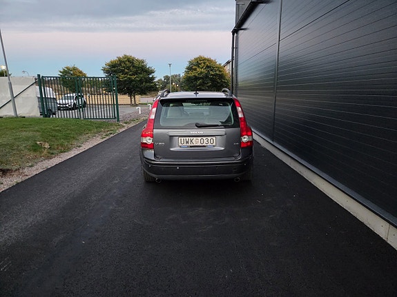 Volvo V50 4 of 17