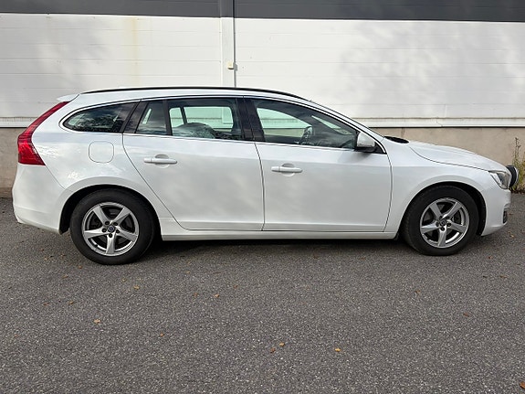 Volvo V60 2 of 12