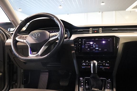 Volkswagen Passat 18 of 30