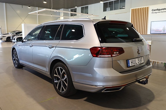 Volkswagen Passat 3 of 30