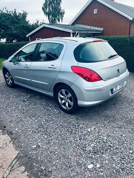Peugeot 308 2 of 4