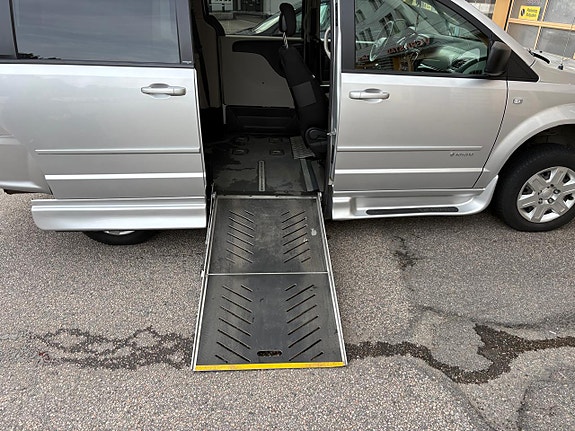 Dodge Grand Caravan 8 of 21