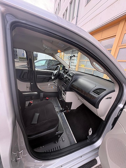 Dodge Grand Caravan 14 of 21