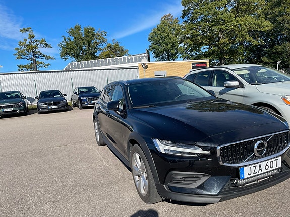 Volvo V60 Cross Country 2 of 5