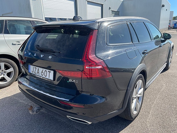 Volvo V60 Cross Country 3 of 5