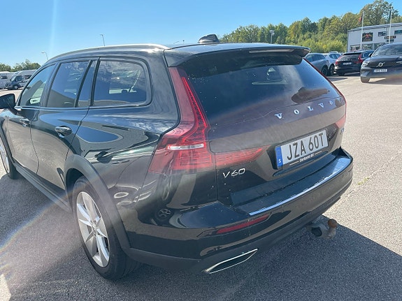 Volvo V60 Cross Country 4 of 5