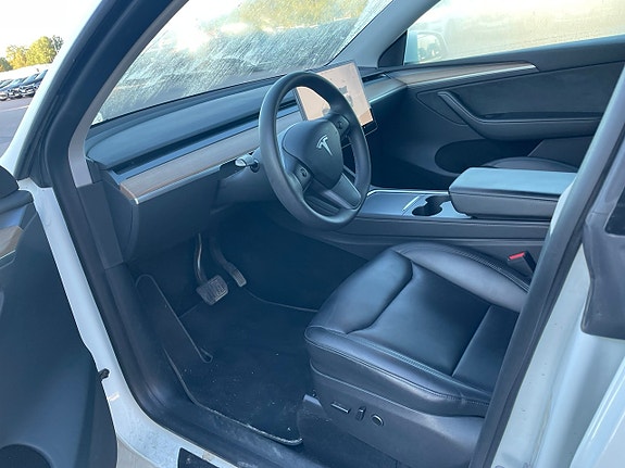 Tesla Model Y 5 of 5