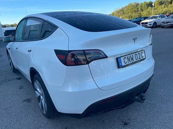 Tesla Model Y 4 of 5