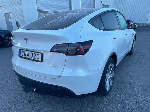 Tesla Model Y 3 of 5