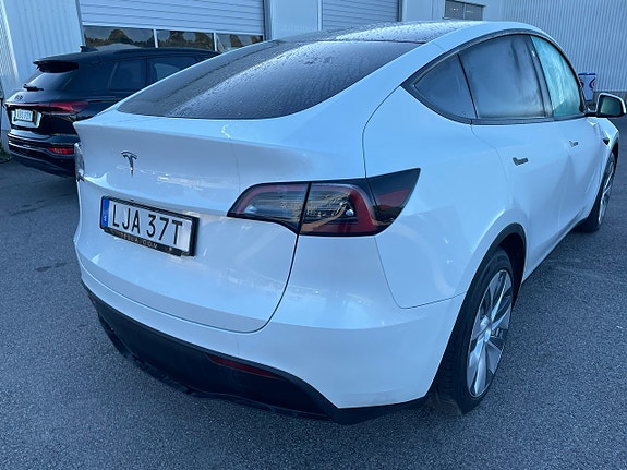 Tesla Model Y 3 of 5