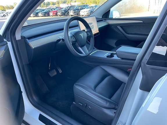 Tesla Model Y 5 of 5