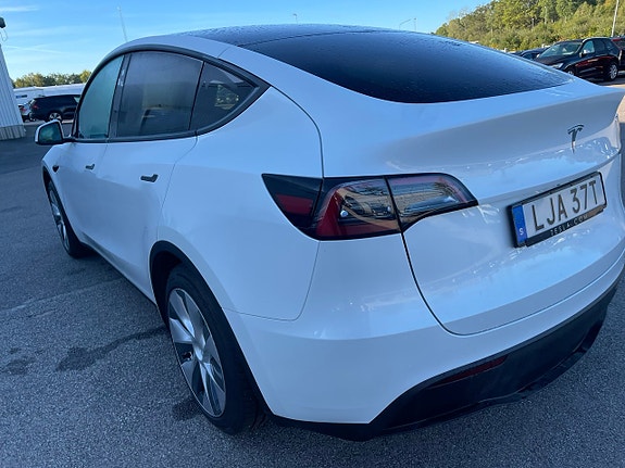Tesla Model Y 4 of 5
