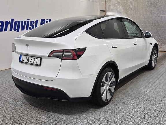 Tesla Model Y 4 of 9