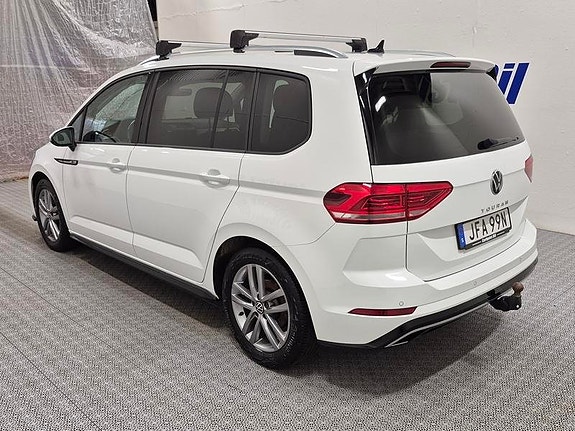 Volkswagen Touran 5 of 9