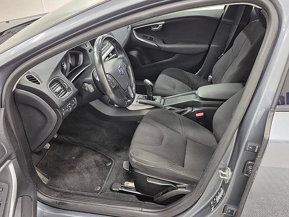 Volvo V40 2 of 7