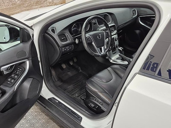 Volvo V40 Cross Country 2 of 7