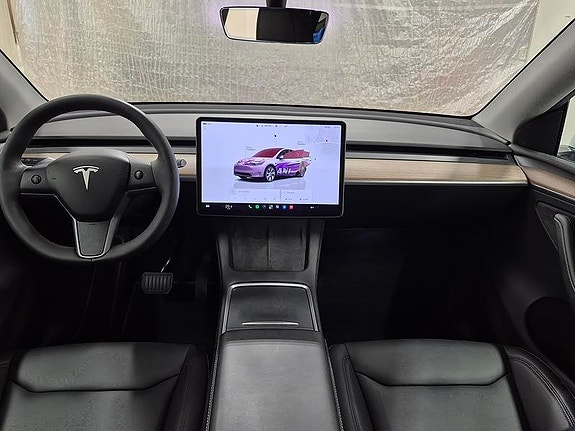 Tesla Model Y 6 of 10