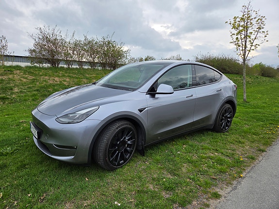 Tesla Model Y 4 of 5