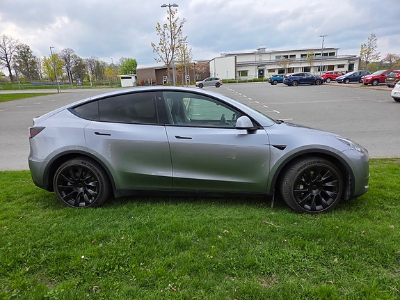 Tesla Model Y 2 of 5