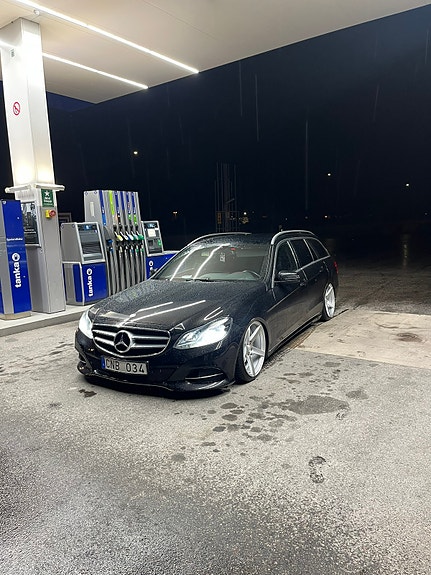 Mercedes-Benz E250 3 of 4
