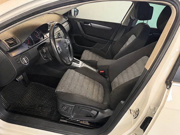 Volkswagen Passat 9 of 14